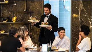 Shahrukh khan WAITER IN DUBAI | Shahrukh Khan serving food