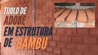 Paredes de tijolos de Adobe em estrutura de bambu