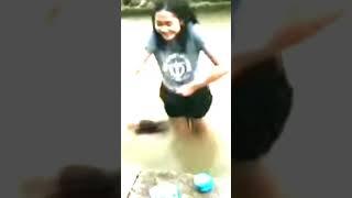 OH INI YANG LAGI VIRAL?! CEWEK LEPAS BH DIKALI LAGI MANDI #shorts #tiktok #hiburan