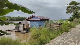 Kampung dayak, rumah nya di pinggir sungai, pedalaman kalimantan tengah, desa tewang tampang,