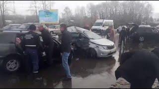 17.10.2020г - В Нижнем Тагиле на заснеженной дороге произошло столкновение Kia Rio и Toyota Caldina.