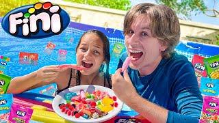 PROVANDO BALAS FINI NA PISCINA | TIO LUCAS E LAILA SHOW