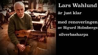 Lars Wahlund med Sigurd Holmgrens just renoverade harpa