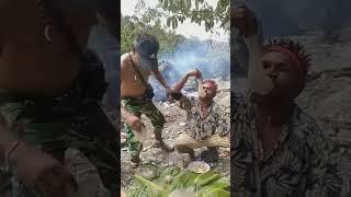 orang Papua makan papeda #papua #mop