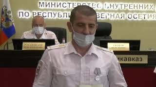 Глава МВД РСО-Алания Михаил Скоков вручил медаль «За отвагу» лейтенанту полиции Баймату Тибилову