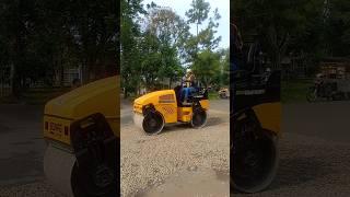 Mobil giling ngerapihin jalan #shorts #short #mawitrip #mobilgiling #mobilbuldozer #mobilbesar