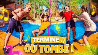 TERMINE LES PAROLES OU LE PERDANT TOMBE DANS LA PISCINE ! (challenge)