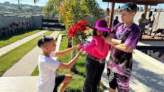 ENZO ME DEU FLORES NA FRENTE DO THIAGO 