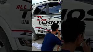 Yang punya mobil lagi puyeng Begini jadinya Rush rasa TERIOS salah sticker 