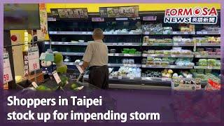 Shoppers in Taipei stock up for impending storm｜Taiwan News