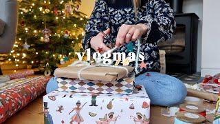 WRAP WITH ME & What We Bought Delilah (+ Stocking Ideas) | VLOGMAS