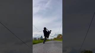 Balade en wheelie  #motorcycle #skills #viral #stunt #amazing #moto #surron #shorts