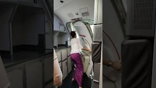 Pramugari Cantik Batik Air Saat Membuka Pintu Pesawat Setelah Tiba di Bandara Tujuan