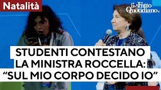 Stati generali della natalità, studenti contestano la ministra Roccella: “Sul mio corpo decido io”