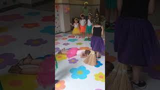 Apresentação; A Linda Rosa Juvenil. Creche Comecinho de Gente.