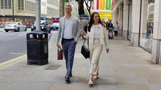 Street style. Look how stylish they are. Beautiful, casual, elegant and unique outfits. Hugh Grant