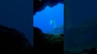 Short underwater cave swim #freediver #freediving #underwater #oceansounds #mermaid #caves #beach