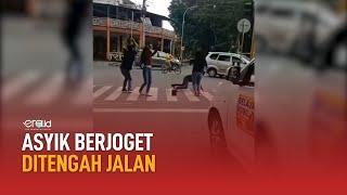 Viral, Demi Konten Keempat ABG ini Berjoget-Joget di Tengah Jalan