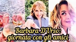 BARBARA D'URSO brindisi e risate con gli amici 