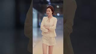 cewek cantik seksi putih cina korea jepang rok pendek baju kulit putih jalan anggun elegan