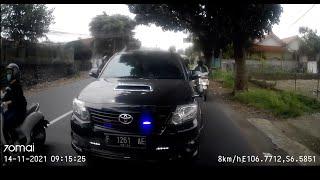 Fortuner arogan pakai strobo, maksa nyalip mepet mobil lain