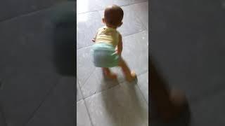 WoW !!! Baby Unik | Merangkak Dengan Kaki 1