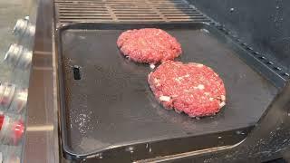 Smasehd Burger von der Weber Plancha auf dem 4 Brenner Genesis.