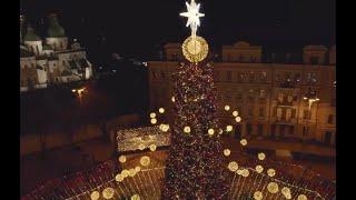 В Киеве зажгли огни на елке 2022 Подготовка к Новому году и Рождеству в столице Установили елку