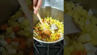 Hannes zeigt euch heute sein Rezept für den deutschen Klassiker schlechthin: Kartoffelsuppe! 