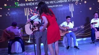 VCB GIA LAI - PGĐ Lê Xuân Bình hát tặng GĐ Trương Anh Tuấn