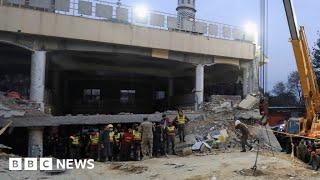 Dozens killed in Pakistan mosque bomb attack that targeted police - BBC News