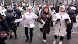 12.01.25г..."ДАЙ Нам БОГ"... звучит на танцполе в Гомельском парке...