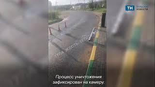 В Туле на улице Самоварной автомобилист снес шлагбаумы