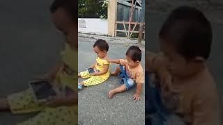 adik lagi santai !!! kakak slalu datang mengganggu korban handphone