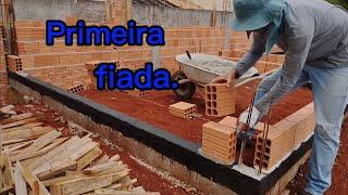 Como assentar a primeira fiada de tijolo, construção...