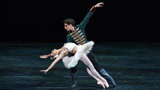 Swan Lake – Act II pas de deux (Francesca Hayward, Cesar Corrales; The Royal Ballet)