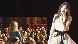 Idina Menzel sings Happy Birthday to her Mom live onstage (4K)