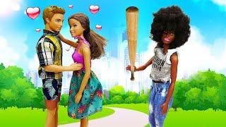 Что с Барби? В руках куклы бита! Барби и Тереза борются за Кена! Голосуем: кому достанется Кен?