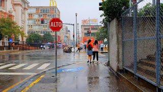 SAN PEDRO SULA, CAMINANDO BAJO LA LLUVIA