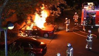 Brandstiftung in Berlin-Neukölln: Vermummter zündet Mülltonnen und Fahrzeuge an