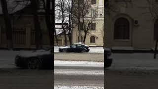 Автомобиль паркуется после выпавшего снегопада в Москве