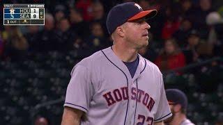 HOU@SEA: Catcher Kratz pitches for Astros in 8th