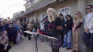 Arielle Dombasle - Inauguration de la cabine Arielle Dombasle à Dinard (3 octobre 2024)