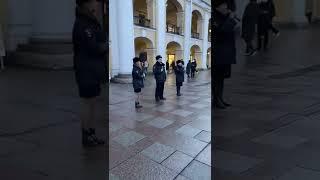 в центре Питера вместо митинга поставили людей петь за войну и трупы. war ??