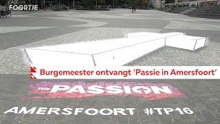 The Passion 2016 in Amersfoort • Burgemeester Lucas Bolsius ontvangt magazine 'Passie in Amersfoort'