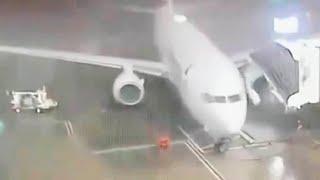 Ураганный ветер сдул целый самолет с пассажирами в США