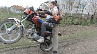 Папа учит дочь ездить  на мотоцыкле(полная версия)
