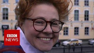 Why Russians are being taught to smile - BBC News