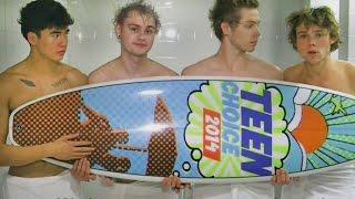 5 Seconds of Summer Shower Together For Teen Choice Awards Speech