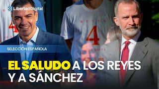 La cara y la cruz: así saludaron los jugadores de la Selección a los Reyes y a Sánchez